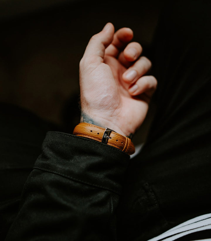 Nuage watch strap and buckle on wrist
