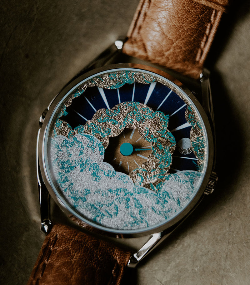 Nuage watch on table