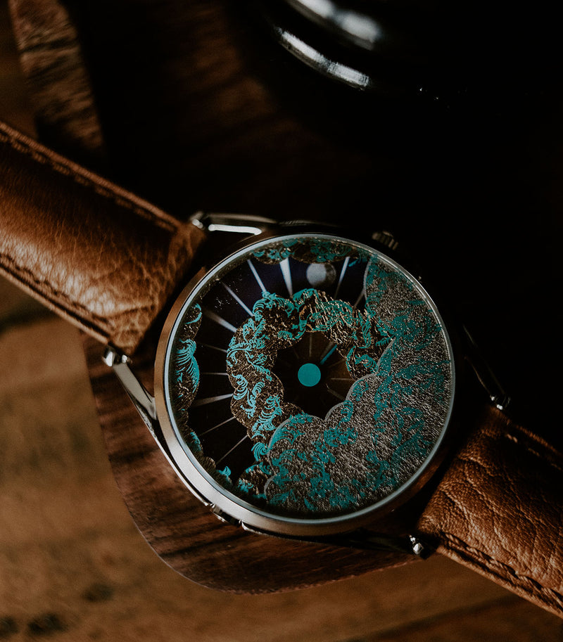 Nuage watch on table